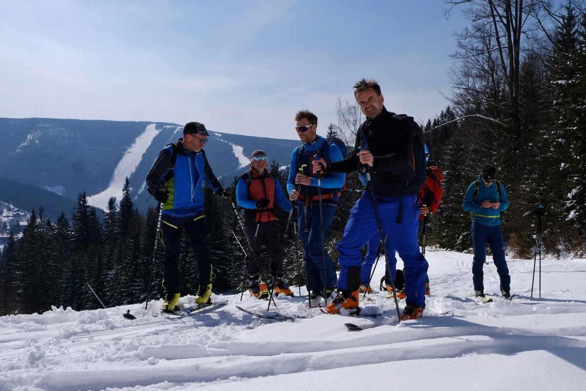 Prosincové Zažij skialpy: pátek večer bezpečně po sjezdovce, v sobotu podle nálady. S krásným dárkem a zdarma pro všechny!