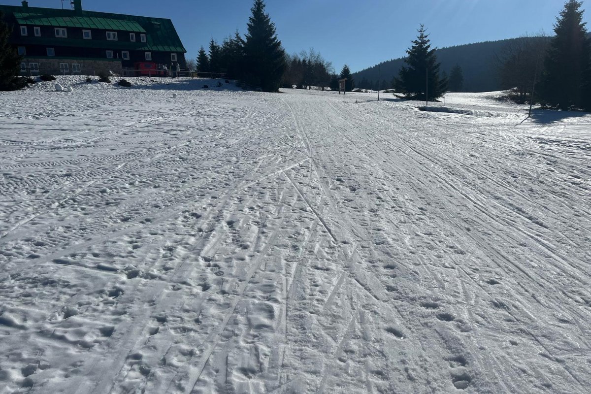Krkonoše mají na hřebenech zatím sněhu dost